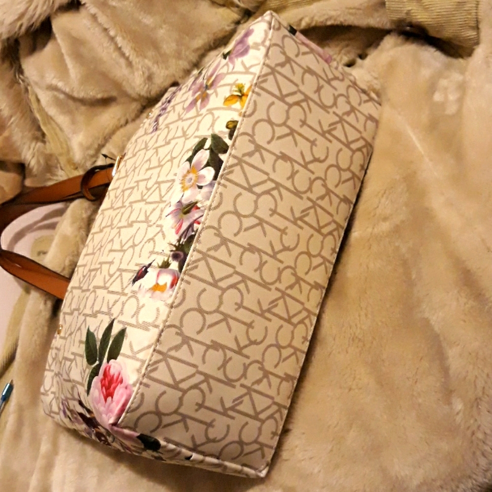 Calvin Klein Logo Tote with Wristlet - Picture 9 of 16